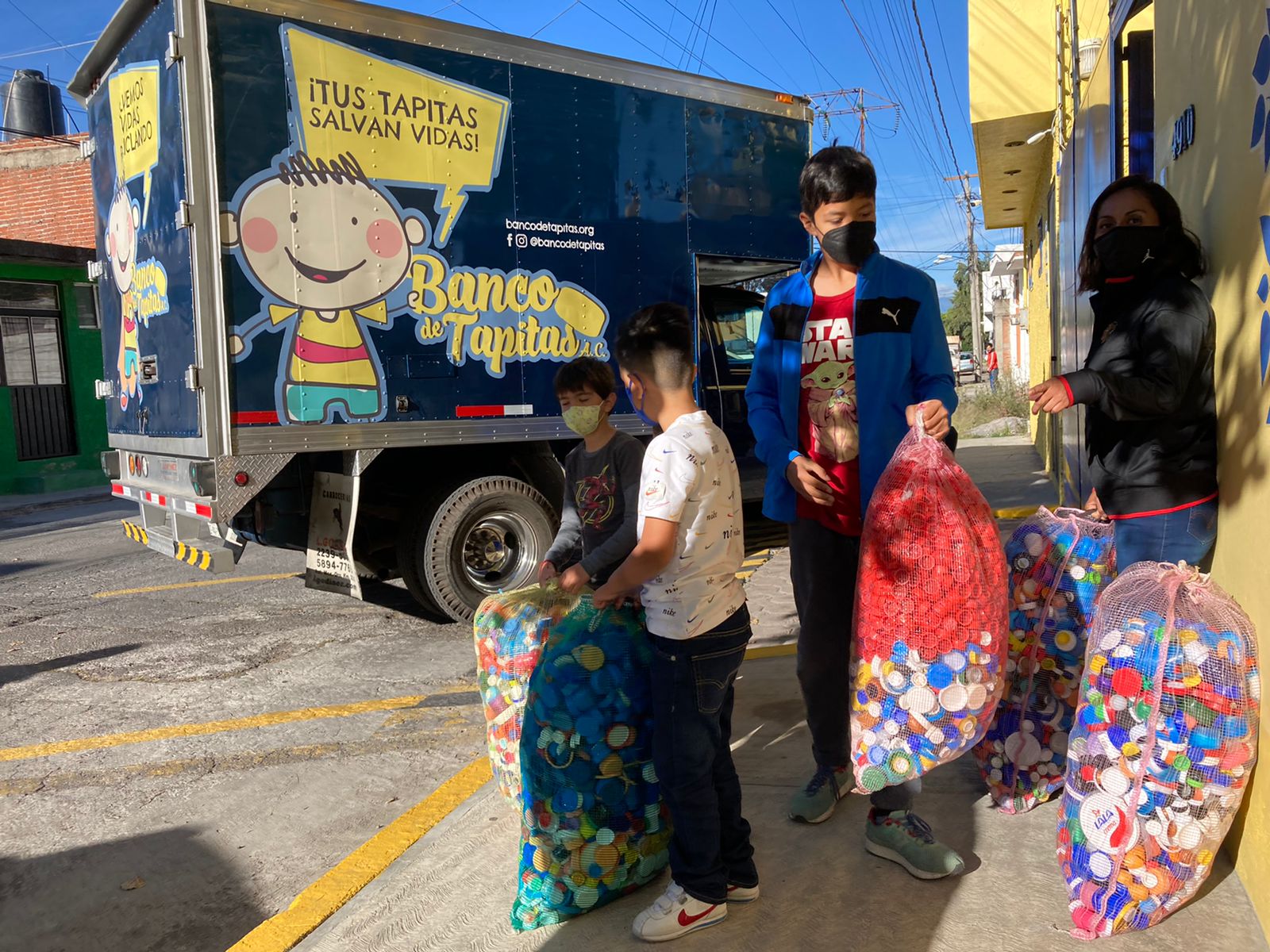 Mediante el reciclado alumnos del Colegio Hikma apoyan al Banco de Tapitas 